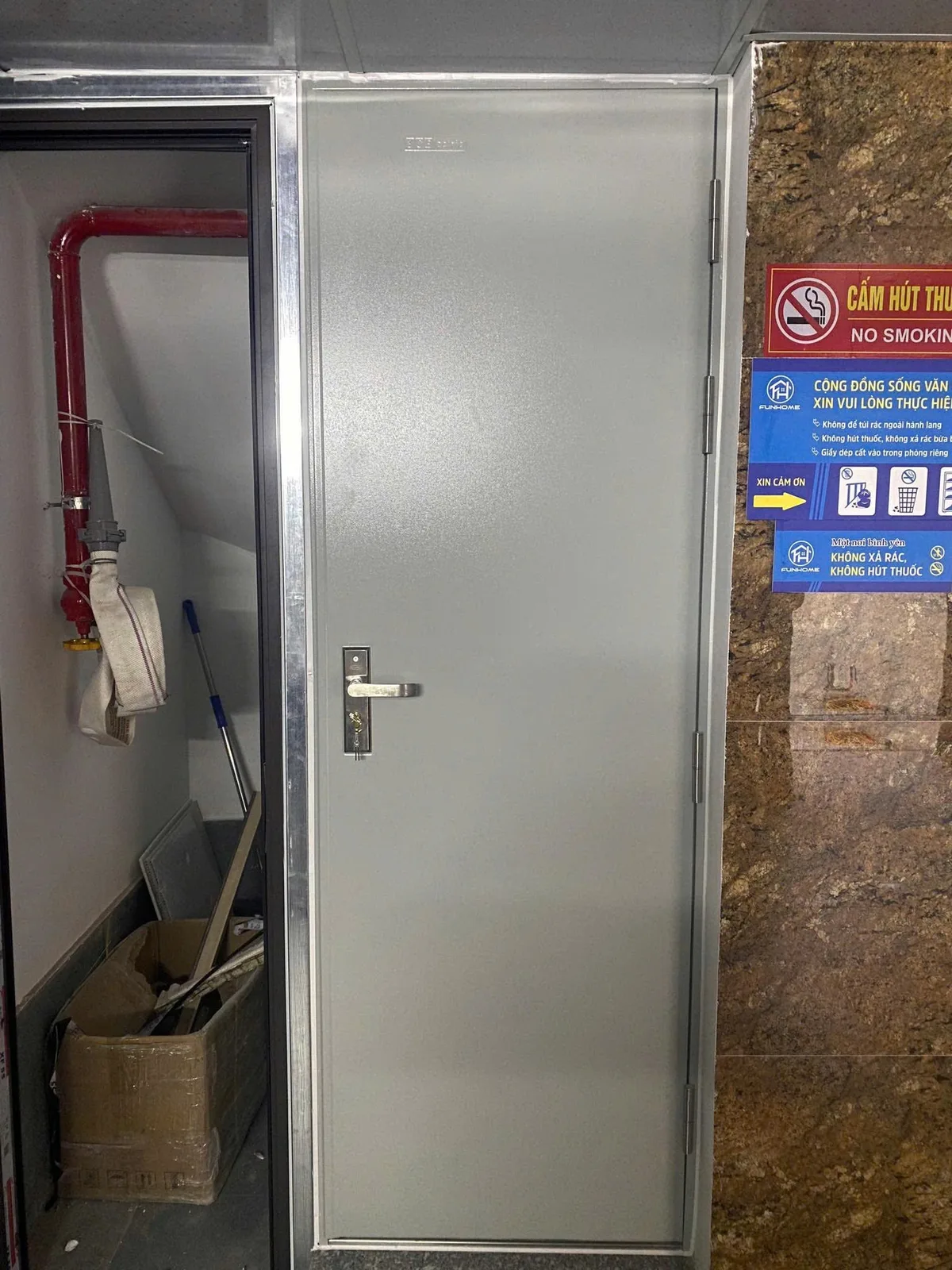 Cửa chống cháy lắp cạnh khu vực trụ chữa cháy trong hành lang tòa nhà
